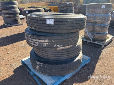 Quantity of (4) إطارات المعدات