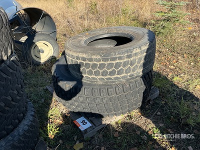 Quantity of (2) Misc Tires Équipements pour pneus