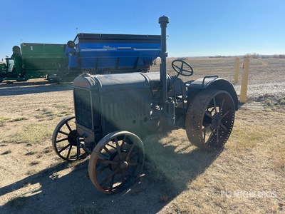 McCormick-Deering 2WD Oldtimertraktor (Inoperable)