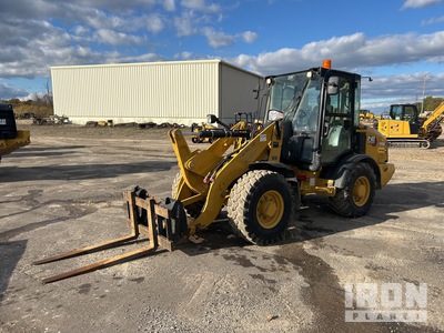 2022 Cat 906M Pala gommata