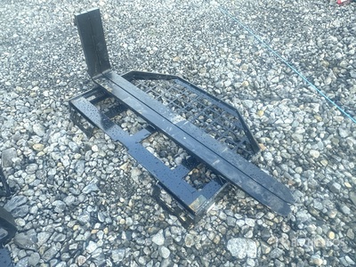 GIYI Skid Steer Forks (Unused)