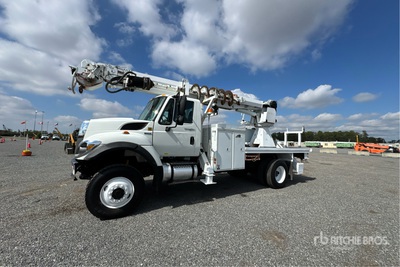 Altec DM47 TR on 2009 International 7300 4x4 Camion excavadora