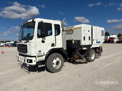 Schwarze M6 Avalanche on 2014 Autocar Xpert ACMD Sweeper Truck