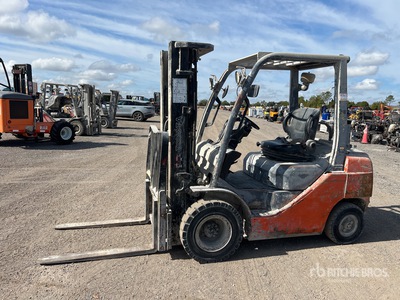 2013 Toyota 8FGU25 4500 lb Pneumatic Tire Carrelli Elevatori