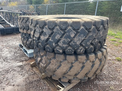 Quantity of (4) 20.5-25 إطارات المعدات