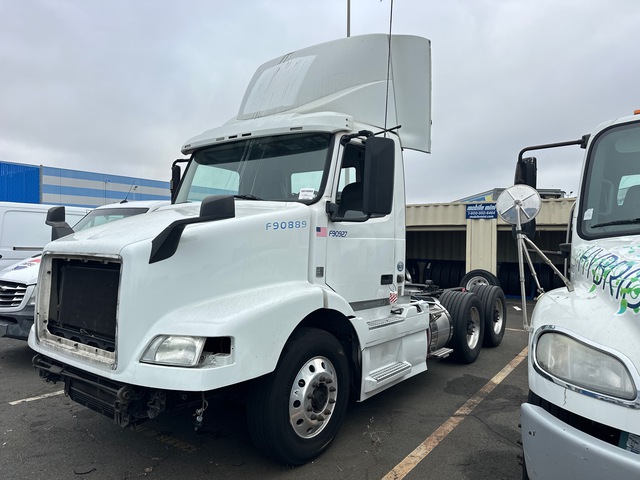2015 Volvo VNM64T 200 T/A Day Cab Truck Tractor (Inoperable)