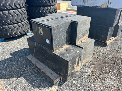 Quantity of (4) Truck Storage Boxes Divers - Accessoires pour camions