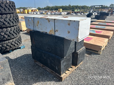 Quantity of (5) Truck Storage Boxes Divers - Accessoires pour camions