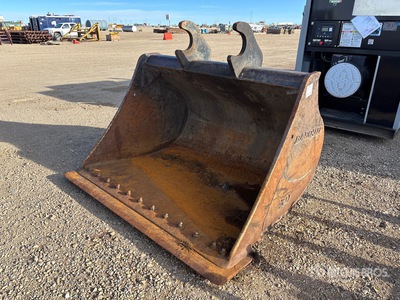 Daequip 72 in Q/C Cleanup Excavator Bucket - Fits John Deere 290G