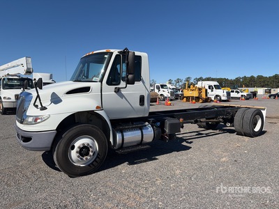 2015 International 4300 4x2 الكابينة والهيكل