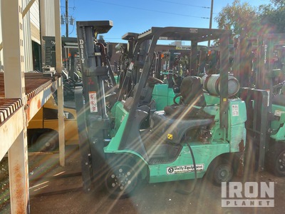 2016 Mitsubishi FGC25N 4750 lb شاحنة رفع بإطارات مبطنة