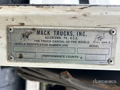 2007 Cusco Fab on 2001 Mack CH613 6x4 شاحنة شفط و حفر (Inoperable)