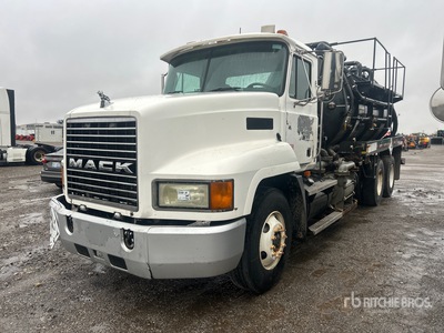 2007 Cusco Fab on 2001 Mack CH613 6x4 شاحنة شفط و حفر (Inoperable)