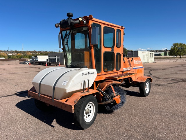 2009 Broce RCT350 Self-Propelled Broom 2009 Broce RCT350 Self-Propelled Broom