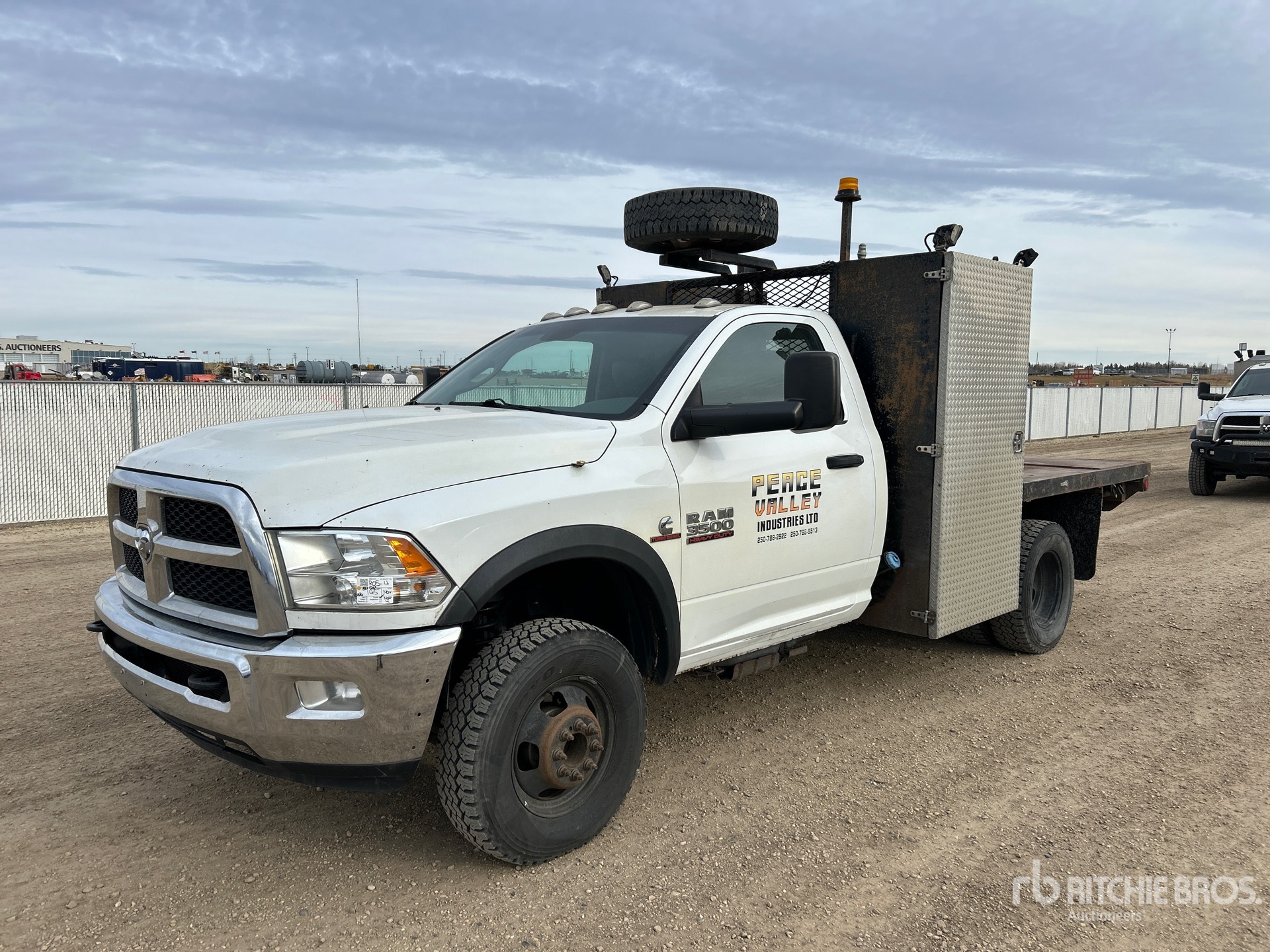 2013 Dodge 3500 4x4 شاحنة مسطحة