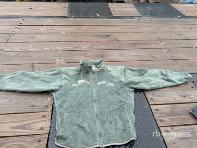 Quantity of (35) Military- Medium Cold weather fleece Indumentaria