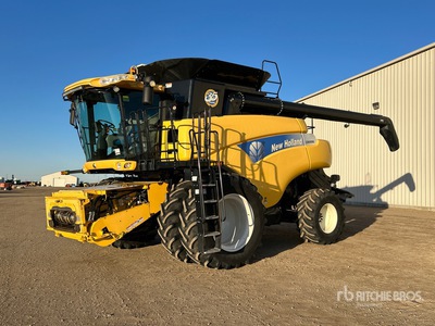 2010 New Holland CR9080 Combine Harvester