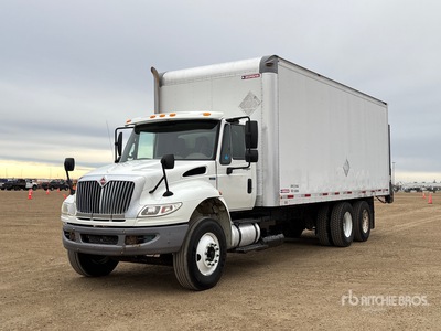 2014 International 4400 6x4 Furgoneta caja cerrada