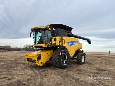 2009 New Holland CR9070 Combine Harvester