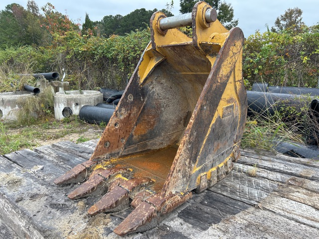 Teran 32 in Digging Excavator Bucket - Fits Cat 336E