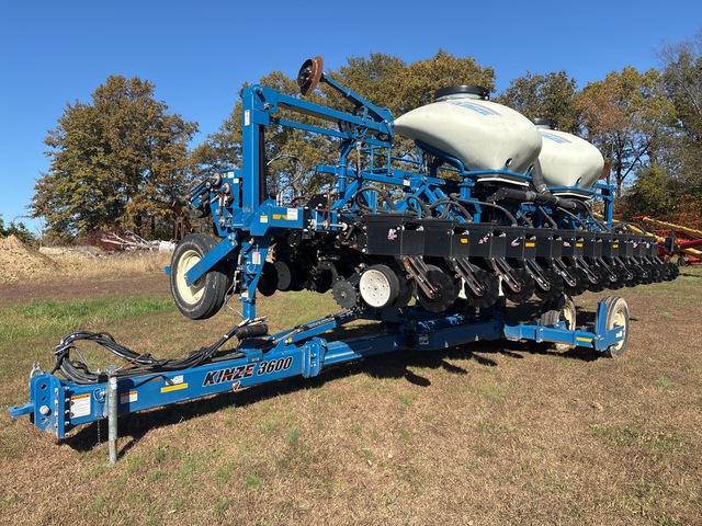 2012 Kinze 3600 12 Row No-Till Planter
