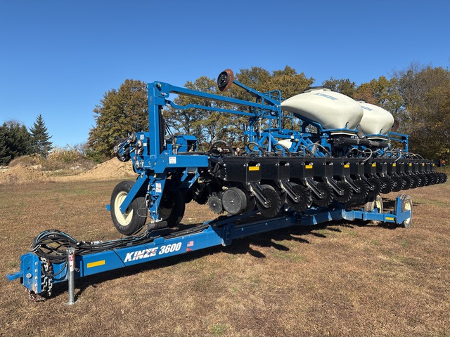 2020 Kinze 3600 16 Row No-Till Planter