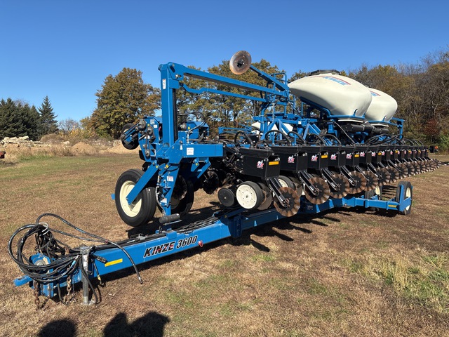 2014 Kinze 3600 16 Row No-Till Planter