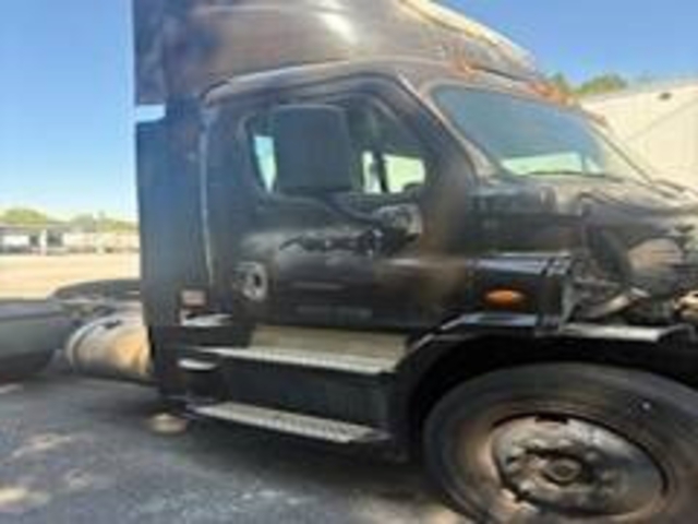 2015 Freightliner Cascadia 113 S/A Day Cab Truck Tractor (Inoperable) 2015 Freightliner Cascadia 113 S/A Day Cab Truck Tractor (Inoperable)
