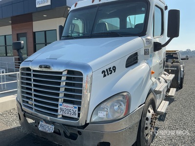 2012 Freightliner Cascadia 113 S/A Day Cab Truck Tractor