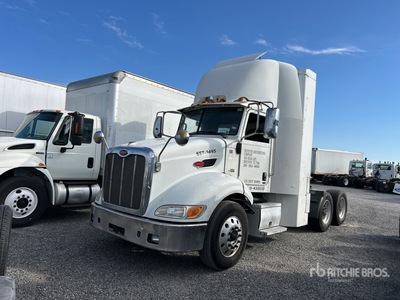 2014 Peterbilt 384 تراكتور شاحنة نهارية (ثنائية المحور)