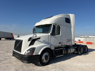 2013 Volvo VNL670 6x4 3- Achs Sattelzugmaschine mit Schlafkabine