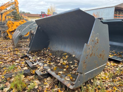 136 in Wheel Loader Bucket