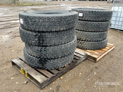 Quantity of (8) 11R24.5 إطارات المعدات
