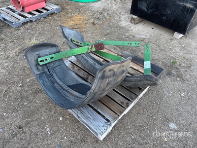 Quantity of (2) John Deere Tractor Fender بنود متنوعة - قطع المعدات