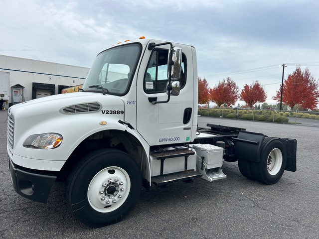 2007 Freightliner M2 4x2 S/A Day Cab Truck Tractor 2007 Freightliner M2 4x2 S/A Day Cab Truck Tractor