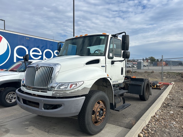 2010 International 4400 4x2 S/A Day Cab Truck Tractor 2010 International 4400 4x2 S/A Day Cab Truck Tractor