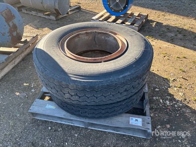 Quantity of (2) 10.00R20 إطارات المعدات