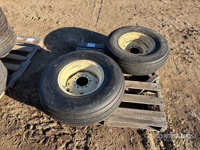 Quantity of (2) إطارات المعدات