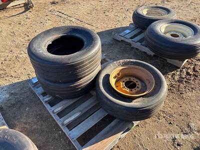 Quantity of (3) 11L-15 إطارات المعدات