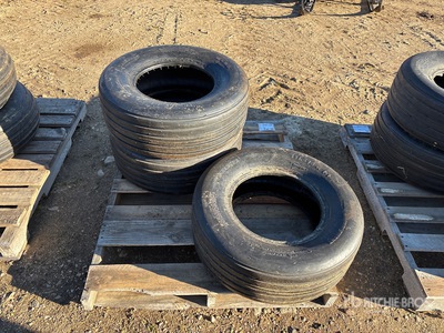 Quantity of (3) 11L-15 SL إطارات المعدات