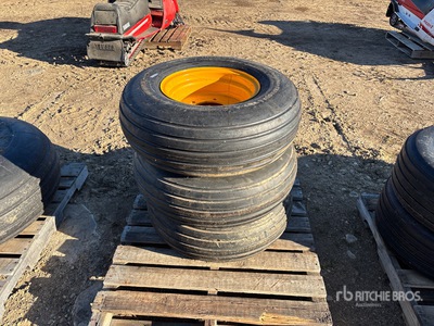 Quantity of (3) 11L-15SL إطارات المعدات