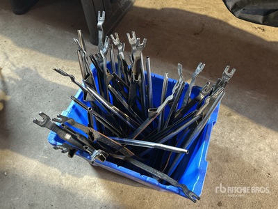 Quantity of (20) Crop Lifters