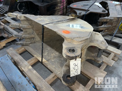 18 in Digging Backhoe Rear Bucket - Fits Case