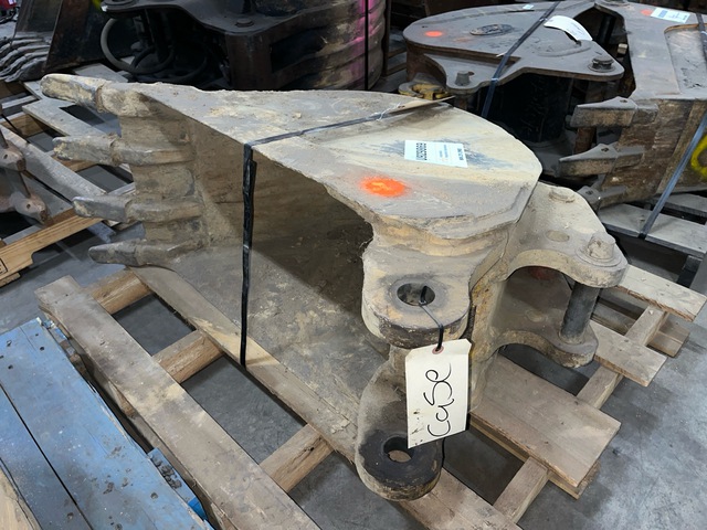 18 in Digging Backhoe Rear Bucket - Fits Case