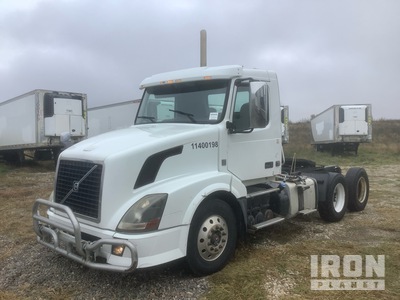 2014 Volvo VNL64T300 6x4 Cabeza Tractora Cabina Corta