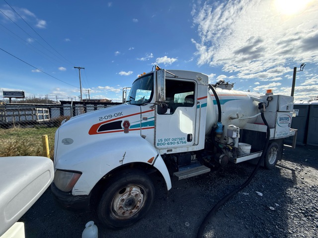 2009 Kenworth 4x2 Vacuum Tanker Truck (Inoperable)