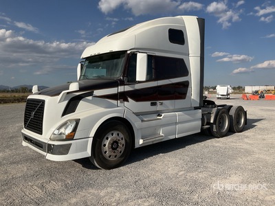 2013 Volvo VNL 6x4 Tractocamion con Dormitorio / Ciągnik siodłowy T/A z kabiną sypialną