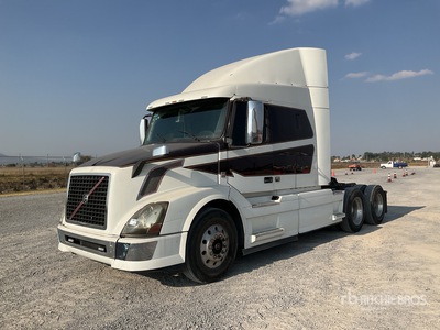 2015 Volvo VNL 6x4 Tractocamion con Dormitorio / Ciągnik siodłowy T/A z kabiną sypialną