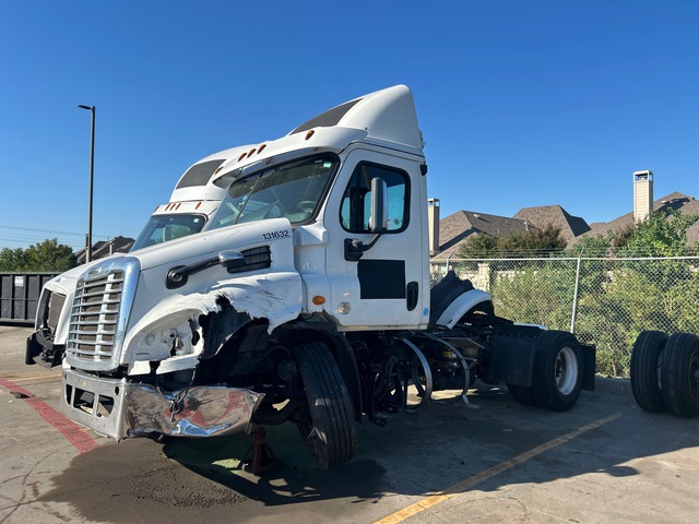 2013 Freightliner Cascadia  113 4x2 S/A Day Cab Truck Tractor (Inoperable)