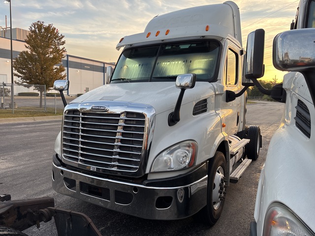2011 Freightliner Cascadia 113 4x2 S/A Day Cab Truck Tractor